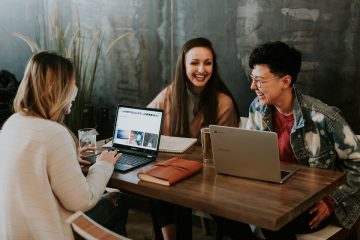 Alumno estudiando en un campus virtual desde su ordenador