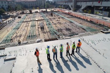 Trabajadores de la construcción con equipos de protección individual en obra