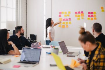 Grupo de trabajadores en una sesión de formación para empresas