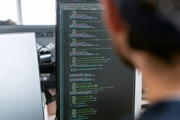 Trabajador con equipo de protección individual en su puesto de trabajo